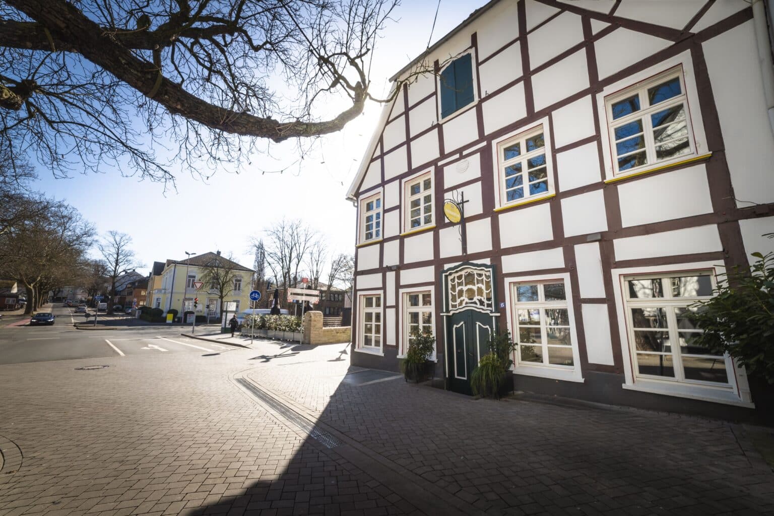 Historische Fachwerkfassade des Morgentors in Unna mit zentraler Lage und einladendem Eingangsbereich.
