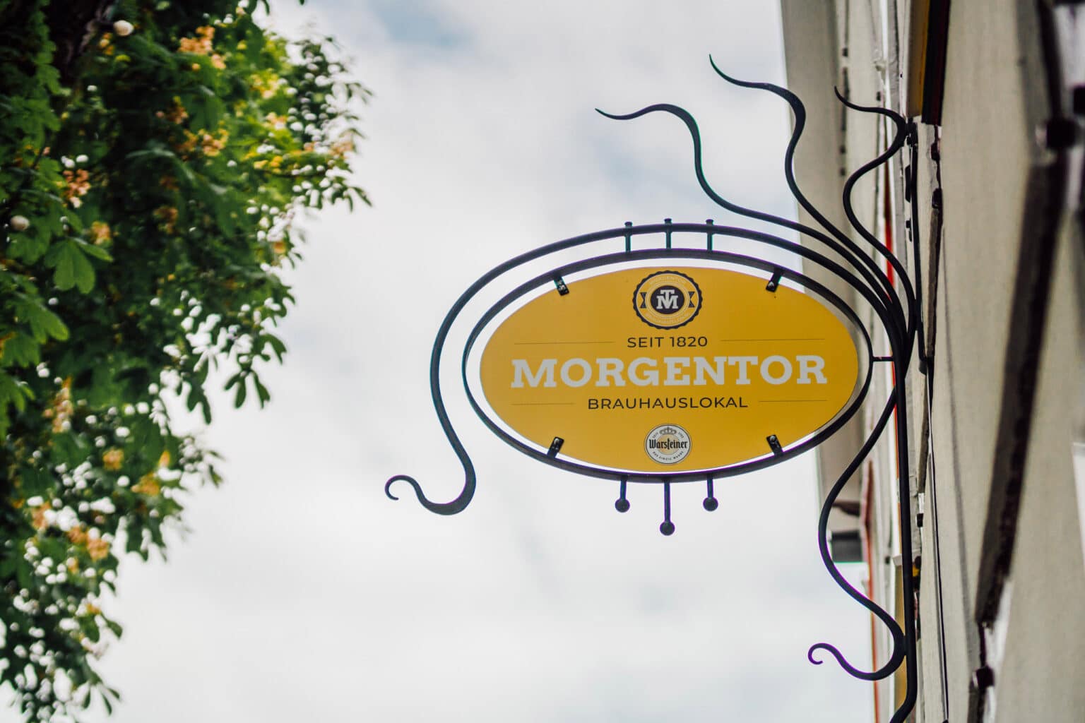 Historisches Außenschild des Morgentors in Unna an einer Fachwerkfassade.