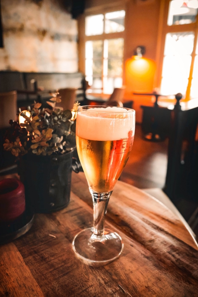 Frisch gezapftes Bier auf einem Holztisch im gemütlichen Brauhaus Morgentor in Unna.