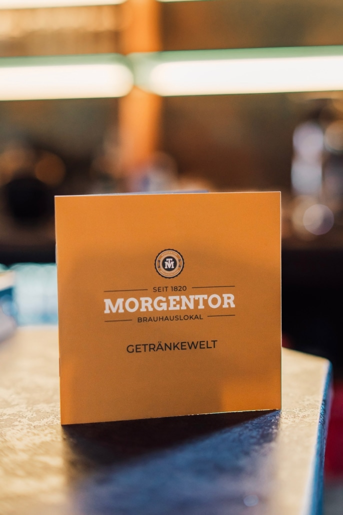 Getränkekarte des Morgentors auf dem Tresen des Brauhauslokals in Unna.