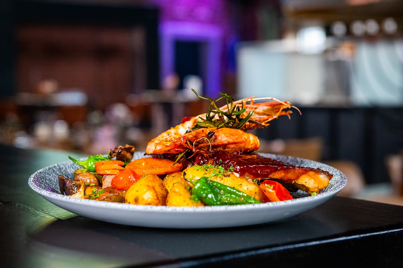 Mediterranes Fischgericht mit Gambas, Kartoffeln und Grillgemüse im Restaurant der Neuen Schmiede in Unna.