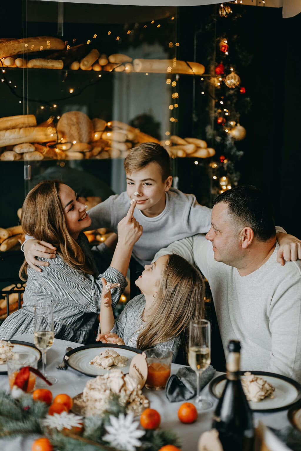 Familie genießt gemeinsam eine festliche Weihnachtsfeier an einem liebevoll gedeckten Tisch in einer Eventlocation.