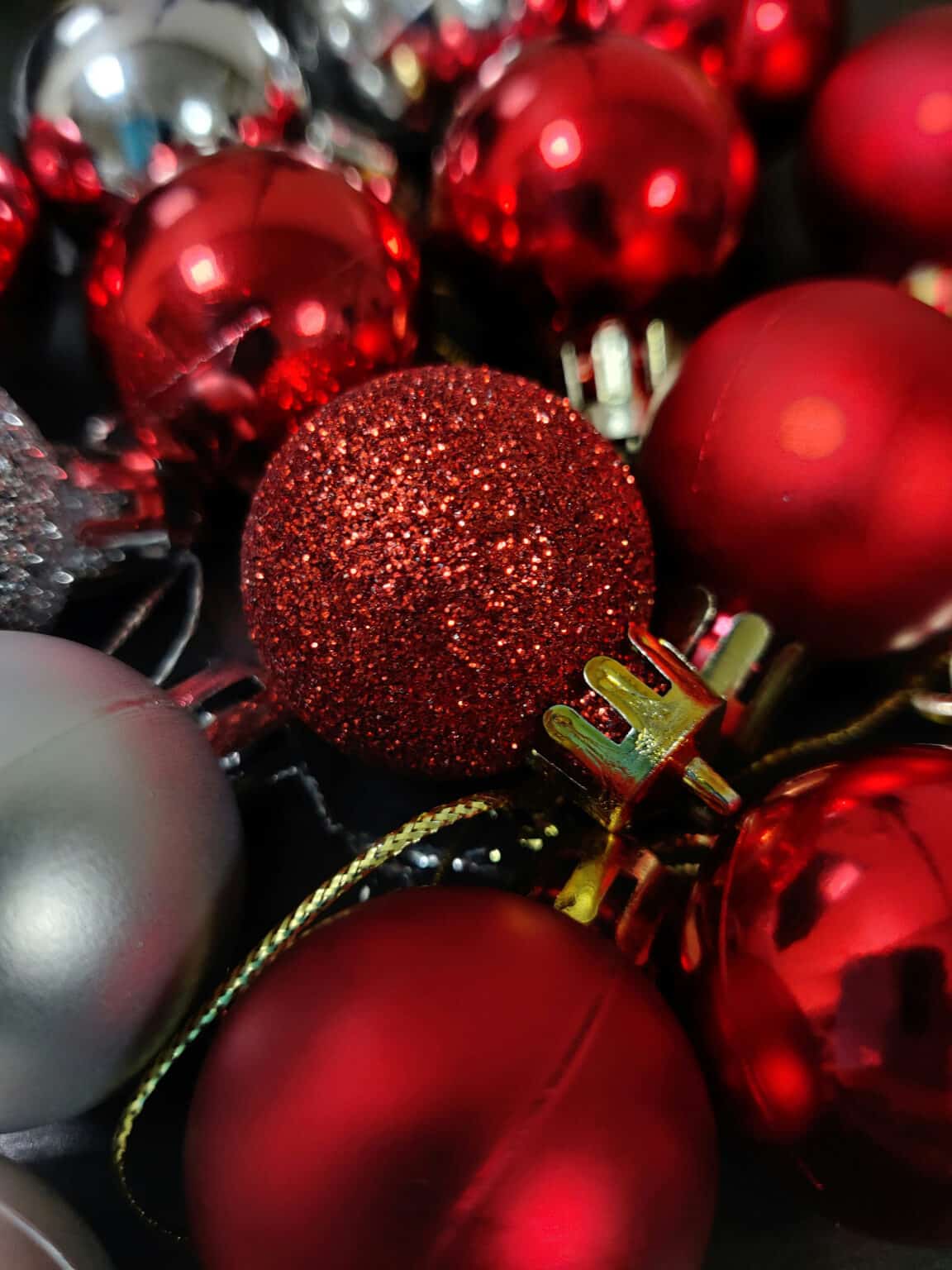 Rote und silberne Christbaumkugeln als festliche Weihnachtsdekoration für eine Weihnachtsfeier.